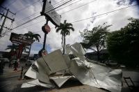 Daños materiales ocasionó el fuerte viento esta mañana en la ciudad de Tuxtla Gutiérrez, los cuales derrumbaron un espectacular y obligaron a retirar varias carpas de las instalaciones del Mercado Temporal del centro de la capital del estado de Chiapas.