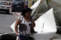 Daños materiales ocasionó el fuerte viento esta mañana en la ciudad de Tuxtla Gutiérrez, los cuales derrumbaron un espectacular y obligaron a retirar varias carpas de las instalaciones del Mercado Temporal del centro de la capital del estado de Chiapas.