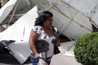 Daños materiales ocasionó el fuerte viento esta mañana en la ciudad de Tuxtla Gutiérrez, los cuales derrumbaron un espectacular y obligaron a retirar varias carpas de las instalaciones del Mercado Temporal del centro de la capital del estado de Chiapas.