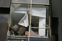 Daños materiales ocasionó el fuerte viento esta mañana en la ciudad de Tuxtla Gutiérrez, los cuales derrumbaron un espectacular y obligaron a retirar varias carpas de las instalaciones del Mercado Temporal del centro de la capital del estado de Chiapas.