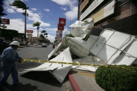 Daños materiales ocasionó el fuerte viento esta mañana en la ciudad de Tuxtla Gutiérrez, los cuales derrumbaron un espectacular y obligaron a retirar varias carpas de las instalaciones del Mercado Temporal del centro de la capital del estado de Chiapas.