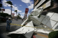Daños materiales ocasionó el fuerte viento esta mañana en la ciudad de Tuxtla Gutiérrez, los cuales derrumbaron un espectacular y obligaron a retirar varias carpas de las instalaciones del Mercado Temporal del centro de la capital del estado de Chiapas.