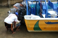 Viernes 8 de noviembre del 2013. Chiapa de Corzo. Las condiciones de viento provoca la restricción total a la navegación mediante la alerta de Protección Civil a los prestadores de servicios turÃsticos quienes aprovechan para el mantenimiento de las lanch Viernes 8 de noviembre del 2013. Chiapa de Corzo. Las condiciones de viento provoca la restricción total a la navegación mediante la alerta de Protección Civil a los prestadores de servicios turÃsticos quienes aprovechan para el mantenimiento de las lanch