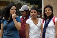 Miércoles 13 de octubre. Algunas jóvenes transitan la avenida central dejando sentir el viento en los rostros. Estos vientos atípicos en la ciudad son ocasionados por la entrada de un frente frío, lo que ocasionara cambios en la temperatura en la región.