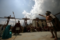 Especial / Viernes Santo en San Cristóbal / Habitantes del Barrio de Mexicanos y  en la comunidad San Felipe Ecatepec en la ciudad de San Cristóbal de las Casas realizan las representaciones tradicionales de Cristo en la Cruz, esta tarde en la zona altos 