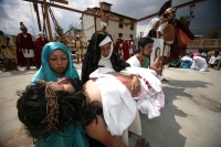 Especial / Viernes Santo en San Cristóbal / Habitantes del Barrio de Mexicano y  en la comunidad San Felipe Ecatepec en la ciudad de San Cristóbal de las Casas realizan las representaciones tradicionales de Cristo en la Cruz, esta tarde en la zona altos d
