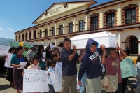 Foto/Miradasur. Domingo 16 de marzo del 2014. San Cristóbal de las Casas. El cuerpo del niño asesinado durante los hechos violentos del dÃa de ayer en la comunidad San Antonio del Monte es llevado por las calles de San Cristóbal para exigir que se detenga Foto/Miradasur. Domingo 16 de marzo del 2014. San Cristóbal de las Casas. El cuerpo del niño asesinado durante los hechos violentos del dÃa de ayer en la comunidad San Antonio del Monte es llevado por las calles de San Cristóbal para exigir que se detenga
