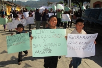 Foto/Miradasur. Domingo 16 de marzo del 2014. San Cristóbal de las Casas. El cuerpo del niño asesinado durante los hechos violentos del día de ayer en la comunidad San Antonio del Monte es llevado por las calles de San Cristóbal para exigir que se detenga