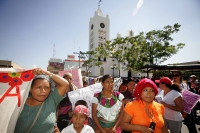 Jueves 25 de noviembre. Mujeres de diferentes organizaciones y regiones de Chiapas, marchan esta mañana desde la ciudad de San Cristóbal hacia la ciudad de Tuxtla Gutiérrez donde se manifiestan en las diferentes avenidas de esta ciudad, así como en las in