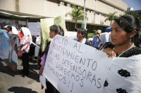 Jueves 25 de noviembre. Mujeres de diferentes organizaciones y regiones de Chiapas, marchan esta mañana desde la ciudad de San Cristóbal hacia la ciudad de Tuxtla Gutiérrez donde se manifiestan en las diferentes avenidas de esta ciudad, así como en las in