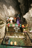 Miércoles 8 de diciembre. (Los sueños de piedra). Ubicado a dos kilómetros de la comunidad Cruztón por un camino de terracerÃa se puede llegar a la Hermita a la Virgen de Guadalupe donde se puede observar dentro de este centro ceremonial la figura que los Miércoles 8 de diciembre. (Los sueños de piedra). Ubicado a dos kilómetros de la comunidad Cruztón por un camino de terracerÃa se puede llegar a la Hermita a la Virgen de Guadalupe donde se puede observar dentro de este centro ceremonial la figura que los