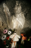 Miércoles 8 de diciembre. (Los sueños de piedra). Ubicado a dos kilómetros de la comunidad Cruztón por un camino de terracería se puede llegar a la Hermita a la Virgen de Guadalupe donde se puede observar dentro de este centro ceremonial la figura que los