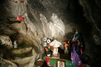 Miércoles 8 de diciembre. (Los sueños de piedra). Ubicado a dos kilómetros de la comunidad Cruztón por un camino de terracería se puede llegar a la Hermita a la Virgen de Guadalupe donde se puede observar dentro de este centro ceremonial la figura que los