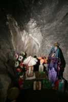 Miércoles 8 de diciembre. (Los sueños de piedra). Ubicado a dos kilómetros de la comunidad Cruztón por un camino de terracería se puede llegar a la Hermita a la Virgen de Guadalupe donde se puede observar dentro de este centro ceremonial la figura que los