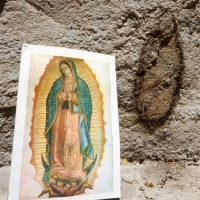 Miércoles 19 de marzo del 2014. Tuxtla Gutiérrez. Vecinos de la colonia Chapultepec descubren una pequeña imagen en donde creen reconocer la silueta de la Virgen María.