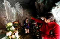 Ubicada a 5 kilómetros de la ciudad de San Cristóbal de las Casas, se ubica la comunidad Cruztón, paraje de origen Chamula donde se encuentra la Hermita de la Virgen de la Piedra, lugar donde los indÃgenas tsotsiles afirman que se puede observar la imagen Ubicada a 5 kilómetros de la ciudad de San Cristóbal de las Casas, se ubica la comunidad Cruztón, paraje de origen Chamula donde se encuentra la Hermita de la Virgen de la Piedra, lugar donde los indÃgenas tsotsiles afirman que se puede observar la imagen