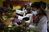 20210114. Tuxtla g. La importancia de las flores en los rituales Zoques. La bajada de las Vírgenes de Copoya. Virgen del Rosario.
