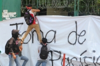 Miércoles 3 de mayo del 2017. Tuxtla Gutiérrez. Durante el tercer día del movimiento de resistencia social estudiantes realizan una manifestación en las instalaciones de la Secretaria de Educación de Chiapas mientras que normalistas y el magisterio se enc