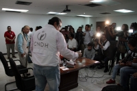 Jueves 13 de junio del 2019. Tuxtla Gutiérrez. El  visitador de la CNDH, Dr. Edgar Corzo Sosa, -recién nombrado Experto Independiente del Comité de Migrantes de la ONU, en conferencia de prensa