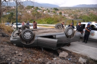 Martes 15 de febrero. Puente que comunica paso limos a la colonia San Cayetano Carlos López quien conducía en estado de ebriedad un tsuru nissan con matricula PDA 60 62 debido al exceso de velocidad se volcó resultando ileso el conductor quien fue puesto 