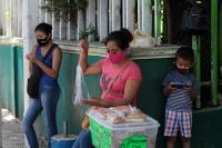 Volovanes para la contingencia. Las vendedoras de alimentos ofrecen sus productos a los visitantes del Hospital Regional Pascasio Gamboa durante la emergencia del #Covid-19 en #Chiapas