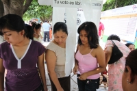 Domingo 27 de marzo. Los aspirantes a ser beneficiados por el Programa Chiapas Solidario esperan ser votados por los miembros de cada barrio de la ciudad de Tuxtla Gutiérrez, donde las asambleas realizan el ejercicio para que cada colonia sea quien asigne