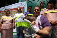 Domingo 27 de marzo. Los aspirantes a ser beneficiados por el Programa Chiapas Solidario esperan ser votados por los miembros de cada barrio de la ciudad de Tuxtla Gutiérrez, donde las asambleas realizan el ejercicio para que cada colonia sea quien asigne