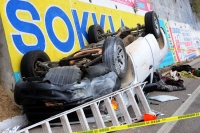 Gutiérrez/Un accidente de tráfico ocurre en este momento en las cercanías del puente Chiapa de Corzo donde se ve involucrada una camioneta que pierde el control y se estrella en el muro de contención