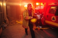 Aspecto de los intentos de Bomberos de de Protección Civil intentando controlar el incendio de un centro comercial