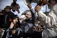 Olivier Laban-Mattei, Francia, Agence France-Presse.  Segundo lugar del Word Press Photo-Relato Candidato presidencial derrotado Mir Hossein Mousavi, acompañado por su esposa, asiste a una reunión en Teherán el 15 de junio.