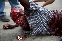 Walter Astrada, Argentina, Agence France-Press. Primer Lugar del Word Press Photo-Histoiras Un hombre herido es ayudado a huir de tiroteo en Antananarivo.