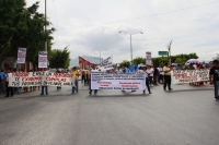 Jueves  2 de febrero del 2012. Caos en el Poniente de Tuxtla. Tuxtla Gutiérrez, Chiapas. El caos vehicular causa molestias y embotellamientos durante esta mañana en la entrada poniente de la ciudad donde maestros de la sección VII del bloque democrático c