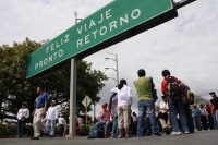 Jueves  2 de febrero del 2012. Caos en el Poniente de Tuxtla. Tuxtla Gutiérrez, Chiapas. El caos vehicular causa molestias y embotellamientos durante esta mañana en la entrada poniente de la ciudad donde maestros de la sección VII del bloque democrático c