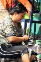 Martes 23 de mayo del 2017. Tuxtla Gutiérrez. Las bellas manos de las boleadoras ubicadas en las cercanías de la plaza central nos muestran sus habilidades en el oficio de lustrar el calzado a quienes necesitan de esta destreza en el aseo diario