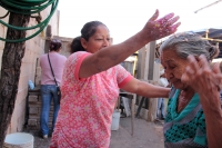 Miércoles 14 de febrero del 2018. Ocosocuautla de Espinoza. Los asistentes a los diferentes Cohuinas o Casas de Fiesta reciben a la manera de bautizo el agua de cal perfumada al término de los festejos del Carnaval Zoque Coiteco en su equivalente prehis Miércoles 14 de febrero del 2018. Ocosocuautla de Espinoza. Los asistentes a los diferentes Cohuinas o Casas de Fiesta reciben a la manera de bautizo el agua de cal perfumada al término de los festejos del Carnaval Zoque Coiteco en su equivalente prehis