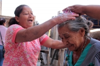 Miércoles 14 de febrero del 2018. Ocosocuautla de Espinoza. Los asistentes a los diferentes Cohuinas o Casas de Fiesta reciben a la manera de bautizo el agua de cal perfumada al término de los festejos del Carnaval Zoque Coiteco en su equivalente prehis