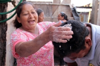 Miércoles 14 de febrero del 2018. Ocosocuautla de Espinoza. Los asistentes a los diferentes Cohuinas o Casas de Fiesta reciben a la manera de bautizo el agua de cal perfumada al término de los festejos del Carnaval Zoque Coiteco en su equivalente prehis