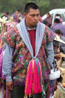 Viernes primero de noviembre del 2013. San Lorenzo Zinacantan. Las tumbas de las comunidades indígenas se visten de colores y música durante las celebraciones del día de muertos. Siempre he pensado que el Zinacanteco  Es un guardián que guarda sus pies en