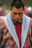 Viernes primero de noviembre del 2013. San Lorenzo Zinacantan. Las tumbas de las comunidades indígenas se visten de colores y música durante las celebraciones del día de muertos. Siempre he pensado que el Zinacanteco  Es un guardián que guarda sus pies en