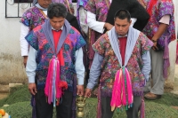 Viernes primero de noviembre del 2013. San Lorenzo Zinacantan. Las tumbas de las comunidades indígenas se visten de colores y música durante las celebraciones del día de muertos. Siempre he pensado que el Zinacanteco  Es un guardián que guarda sus pies en