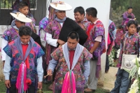 Viernes primero de noviembre del 2013. San Lorenzo Zinacantan. Las tumbas de las comunidades indígenas se visten de colores y música durante las celebraciones del día de muertos. Siempre he pensado que el Zinacanteco  Es un guardián que guarda sus pies en