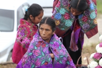 Viernes primero de noviembre del 2013. San Lorenzo Zinacantan. Las tumbas de las comunidades indígenas se visten de colores y música durante las celebraciones del día de muertos. Siempre he pensado que el Zinacanteco  Es un guardián que guarda sus pies en