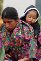 Viernes primero de noviembre del 2013. San Lorenzo Zinacantan. Las tumbas de las comunidades indígenas se visten de colores y música durante las celebraciones del día de muertos. Siempre he pensado que el Zinacanteco  Es un guardián que guarda sus pies en