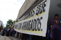 Martes 27 de julio. Indígenas tsotsiles de la comunidad Nachig del municipio de Zinacantan se manifiestan este medio día en la plaza central de Tuxtla, para exigir la liberación de las personas de filiación del PRD detenidos durante los hechos violentos e