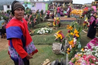 Lunes 2 de noviembre del 2015. San Lorenzo Zinacantan. Las familias indígenas Tsotsiles comparten frutas y alimentos según las costumbres y ritos propios de esta cultura de la región de Los altos de Chiapas.