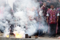 Jueves 10 de agosto del 2017. San Lorenzo Zinacatan. La comunidad de Zinacantan celebra las fiestas patronales durante los días de esta semana con ritos tradicionales y festividades religiosas que llenan la plaza de esta localidad con colores y estruendos