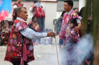 Jueves 10 de agosto del 2017. San Lorenzo Zinacatan. La comunidad de Zinacantan celebra las fiestas patronales durante los días de esta semana con ritos tradicionales y festividades religiosas que llenan la plaza de esta localidad con colores y estruendos