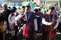 Viernes 2 de noviembre del 2018. San Lorenzo Zinacantan. La solemnidad y colorido de las costumbres de los pueblos tsotsiles llena de luz las celebraciones del dí­a de muertos en el panteón de la comunidad de Zinacantan.