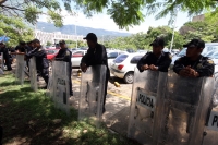 Martes 18 de septiembre. Del 2012. Tuxtla Gutiérrez, Chiapas. Policías de Seguridad Pública esperan bajo los árboles del Poli fórum Mesoamericano y de la Torre Chiapas, mientras que habitantes de Zinacantan exigen ser recibidos por las autoridades estatal