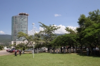 Martes 18 de septiembre. Del 2012. Tuxtla Gutiérrez, Chiapas. Policías de Seguridad Pública esperan bajo los árboles del Poli fórum Mesoamericano y de la Torre Chiapas, mientras que habitantes de Zinacantan exigen ser recibidos por las autoridades estatal